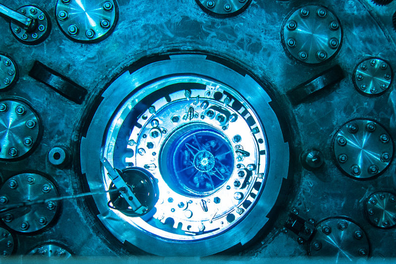 Illustration for article titled Las impresionantes imágenes de cómo se recarga un reactor nuclear experimental